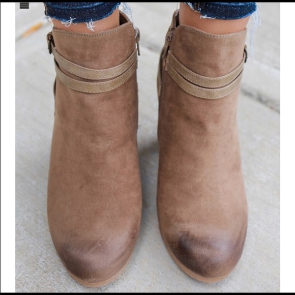 Belt wrap ankle Bootie - Picture 5 of 6